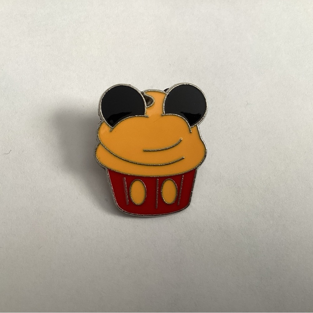 Disney Pin 82948 Mickey Mouse Mini-Pin Character Cupcake 2011 Authentic (P)